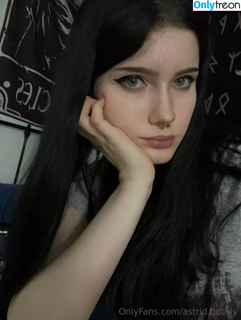 astrid.gothly nude photo #0146 (bluexastrid / cashew225)