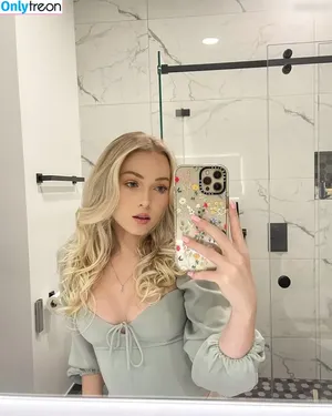 AutumnReacts / autumnrhodess nude photo #0012