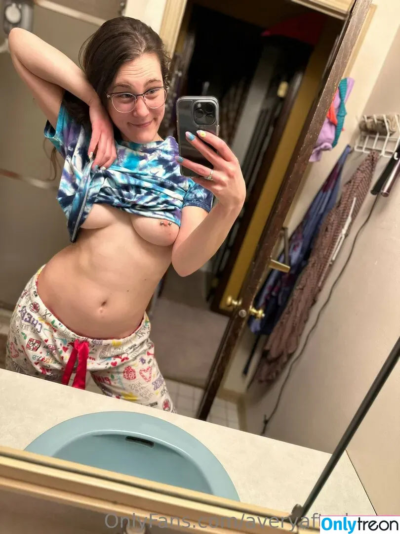 averyafterhours nude photo #0292 (averythrash_)