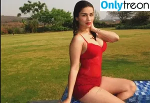 Avneet Kaur / avneetkaur_13 nude photo #0054