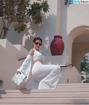Avneet Kaur / avneetkaur_13 nude photo #0116