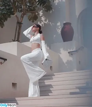 Avneet Kaur / avneetkaur_13 nude photo #0117