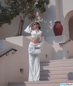 Avneet Kaur / avneetkaur_13 nude photo #0121