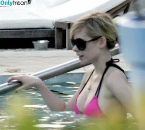 Avril Lavigne / AvrilLavigne nude photo #0690