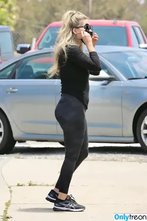 Avril Lavigne / AvrilLavigne nude photo #0701