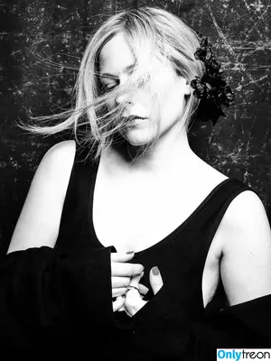 Avril Lavigne / AvrilLavigne nude photo #0714