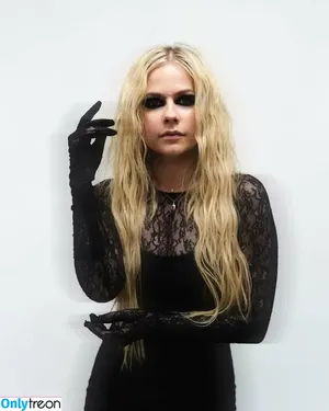 Avril Lavigne / AvrilLavigne nude photo #0723
