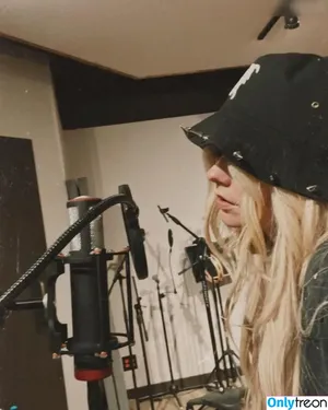 Avril Lavigne / AvrilLavigne nude photo #0803
