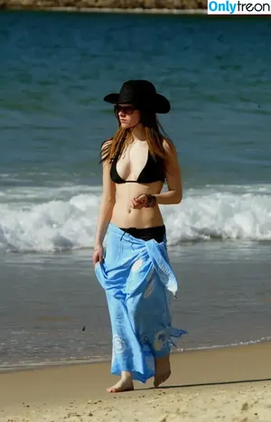 Avril Lavigne / AvrilLavigne nude photo #0808