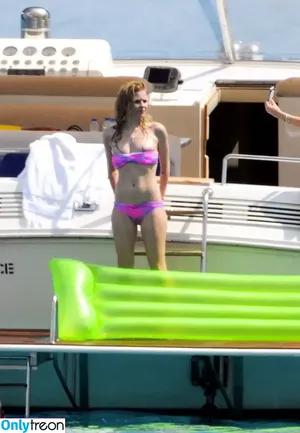 Avril Lavigne / AvrilLavigne nude photo #0810