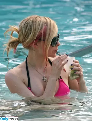 Avril Lavigne / AvrilLavigne nude photo #0819