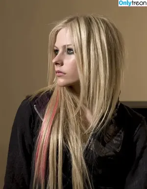 Avril Lavigne / AvrilLavigne nude photo #0820