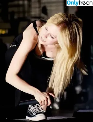 Avril Lavigne / AvrilLavigne nude photo #0833