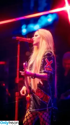 Avril Lavigne / AvrilLavigne nude photo #0836