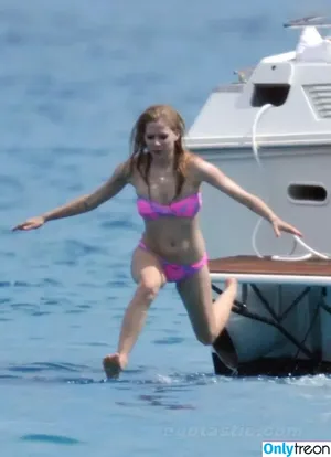 Avril Lavigne / AvrilLavigne nude photo #0873