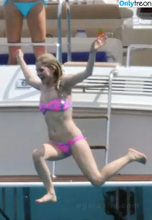 Avril Lavigne / AvrilLavigne nude photo #0875