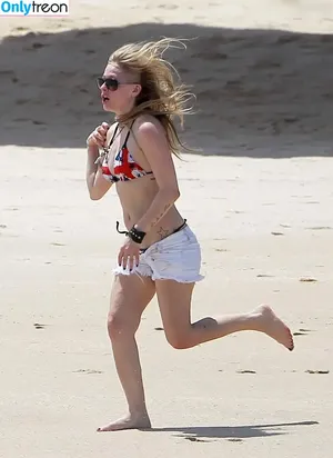 Avril Lavigne / AvrilLavigne nude photo #0890
