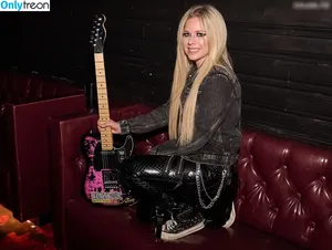 Avril Lavigne / AvrilLavigne nude photo #0917