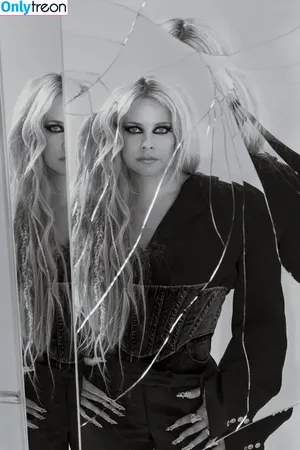 Avril Lavigne / AvrilLavigne nude photo #0919