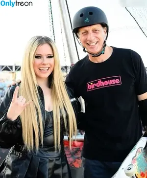 Avril Lavigne / AvrilLavigne nude photo #0920
