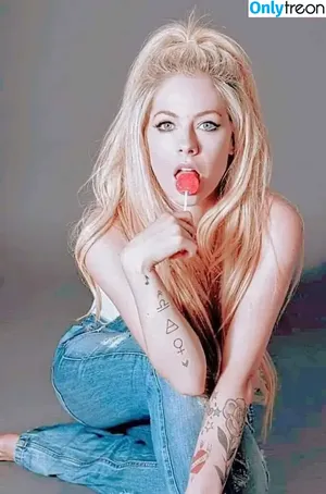 Avril Lavigne / AvrilLavigne nude photo #0935