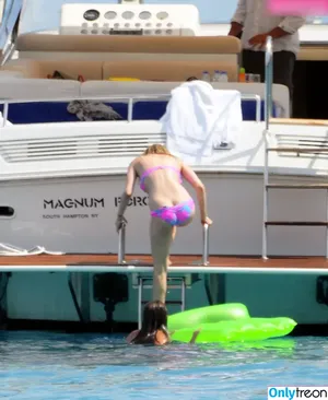 Avril Lavigne / AvrilLavigne nude photo #0951
