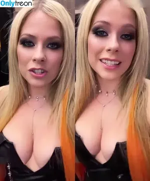 Avril Lavigne / AvrilLavigne nude photo #0985