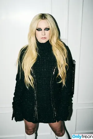 Avril Lavigne / AvrilLavigne nude photo #0988