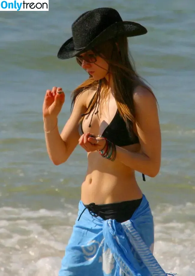 Avril Lavigne nude photo #0872 (AvrilLavigne)
