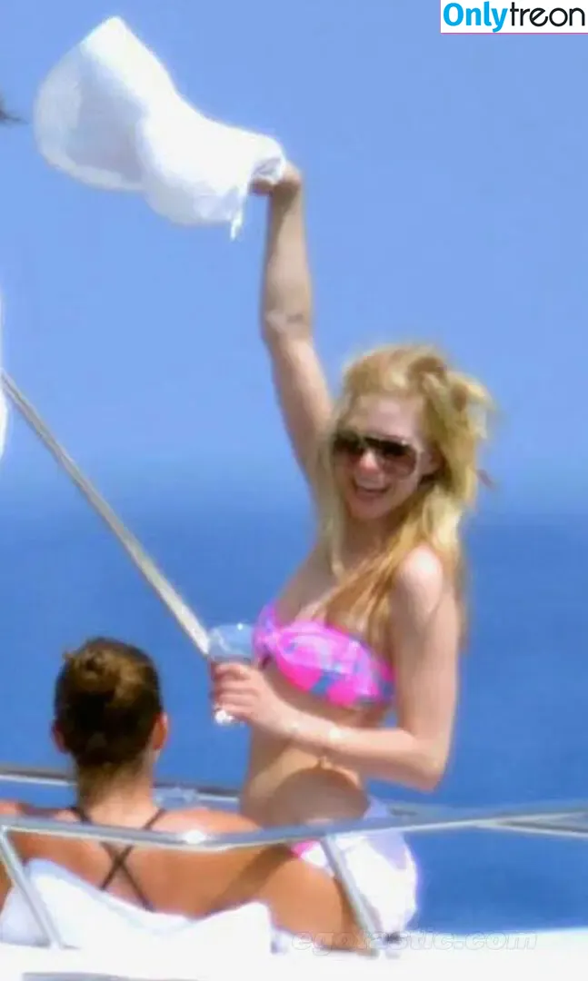 Avril Lavigne nude photo #0877 (AvrilLavigne)