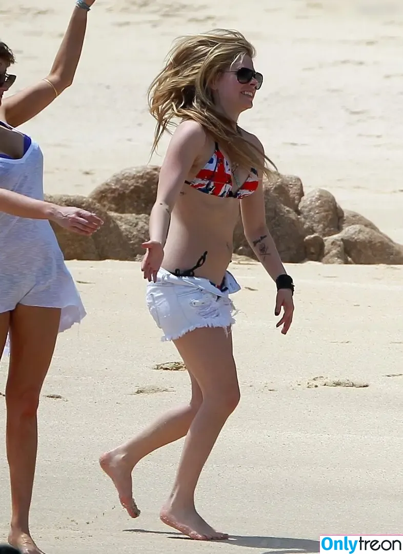 Avril Lavigne nude photo #0893 (AvrilLavigne)