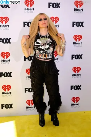 Avril Lavigne / AvrilLavigne nude photo #1007