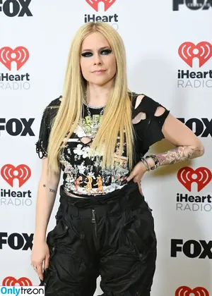 Avril Lavigne / AvrilLavigne nude photo #1012