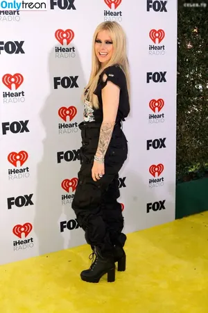 Avril Lavigne / AvrilLavigne nude photo #1017
