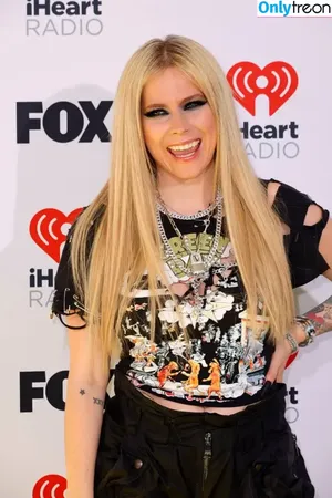 Avril Lavigne / AvrilLavigne nude photo #1019