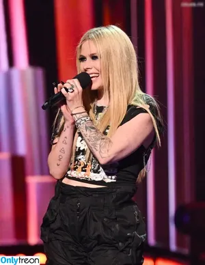 Avril Lavigne / AvrilLavigne nude photo #1020