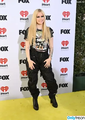 Avril Lavigne / AvrilLavigne nude photo #1022