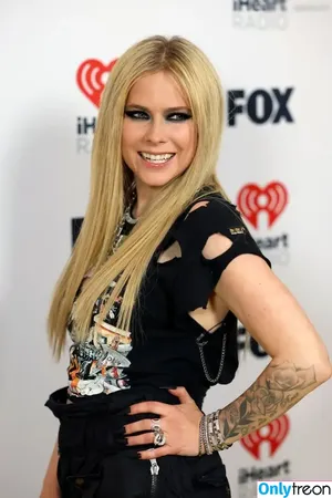 Avril Lavigne / AvrilLavigne nude photo #1029
