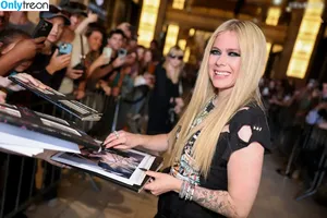 Avril Lavigne / AvrilLavigne nude photo #1033