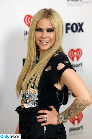 Avril Lavigne / AvrilLavigne nude photo #1036
