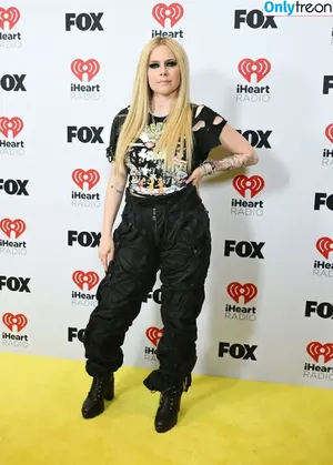 Avril Lavigne / AvrilLavigne nude photo #1037