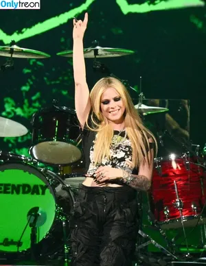 Avril Lavigne / AvrilLavigne nude photo #1044