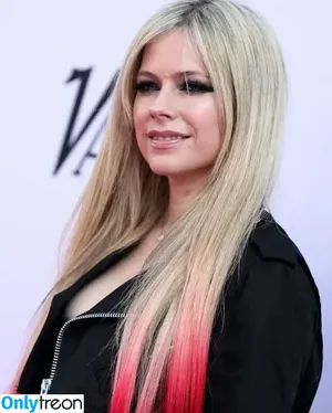 Avril Lavigne / AvrilLavigne nude photo #1073