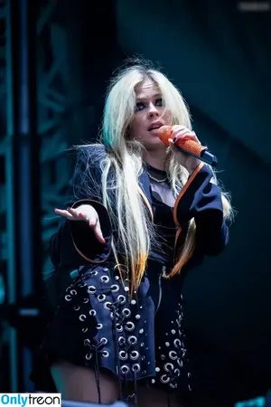 Avril Lavigne / AvrilLavigne nude photo #1311