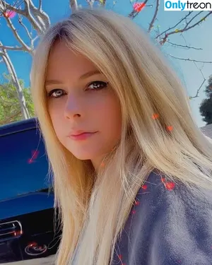 Avril Lavigne / AvrilLavigne nude photo #1350