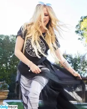 Avril Lavigne / AvrilLavigne nude photo #1358