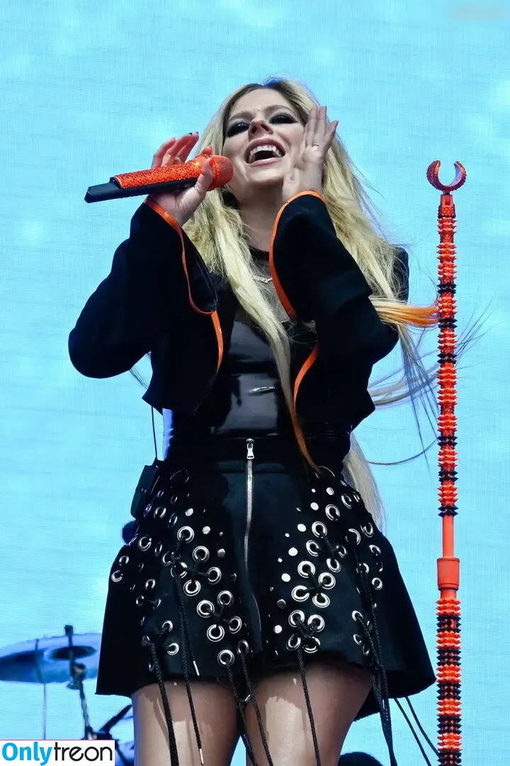 Avril Lavigne голая photo #1299 (AvrilLavigne)