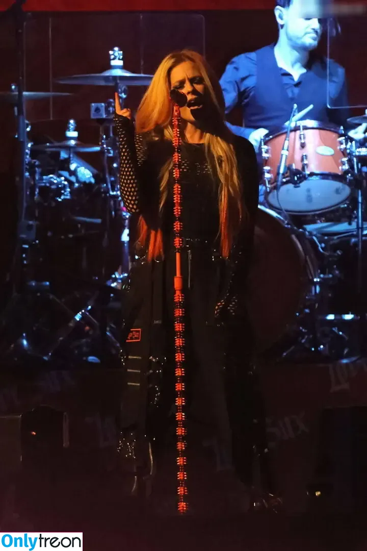 Avril Lavigne nude photo #1305 (AvrilLavigne)