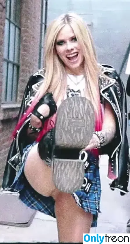 Avril Lavigne nude photo #1359 (AvrilLavigne)