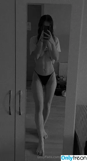 awannabeyour / awannabeyour__s nude photo #0009